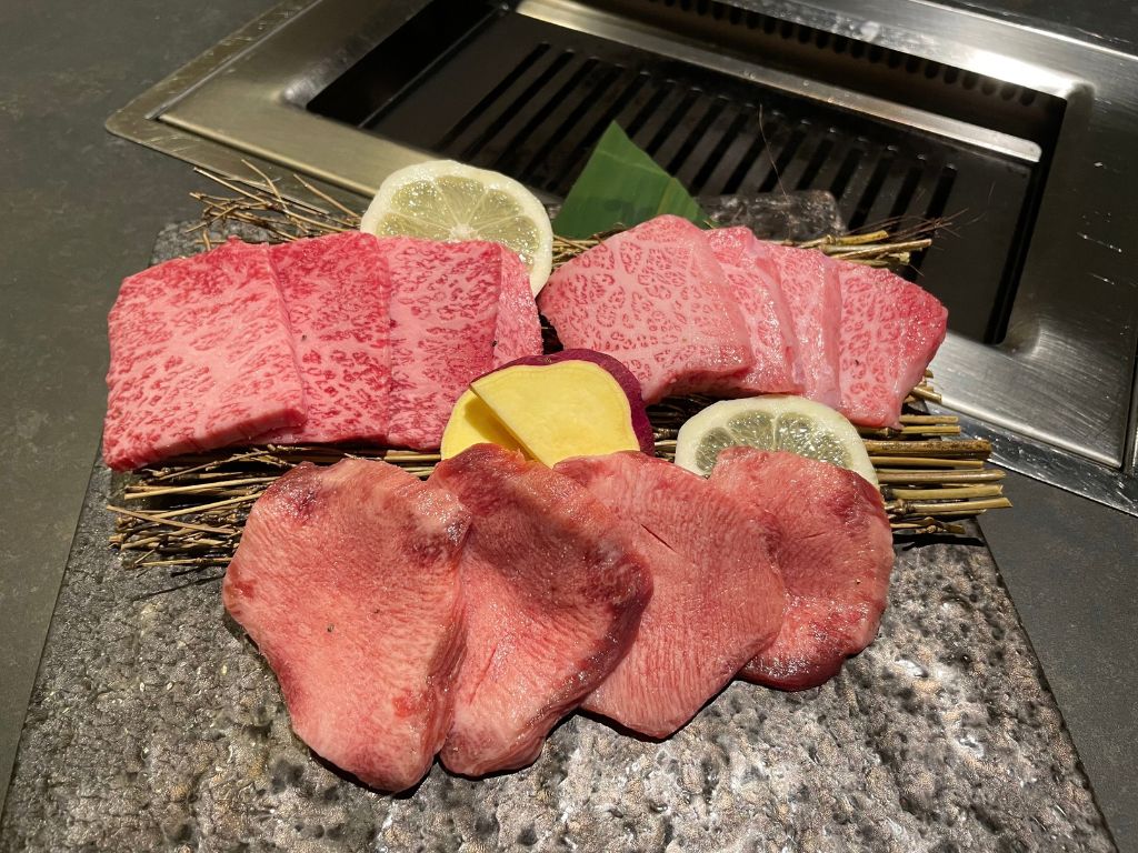 銀座 焼肉伊達の特上3点盛り 特上タン・特上カルビ・特上ロース