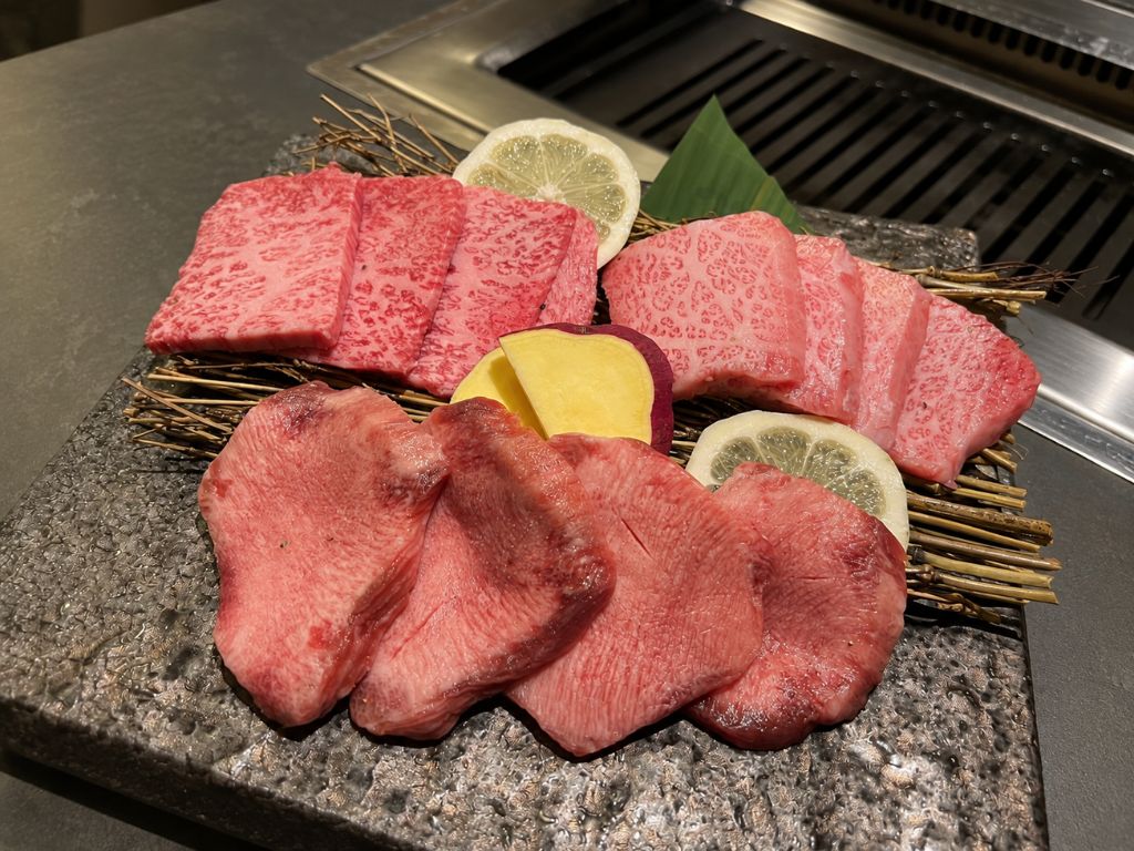 焼肉伊達の特上タン・特上カルビ・特上ロースの3点盛り