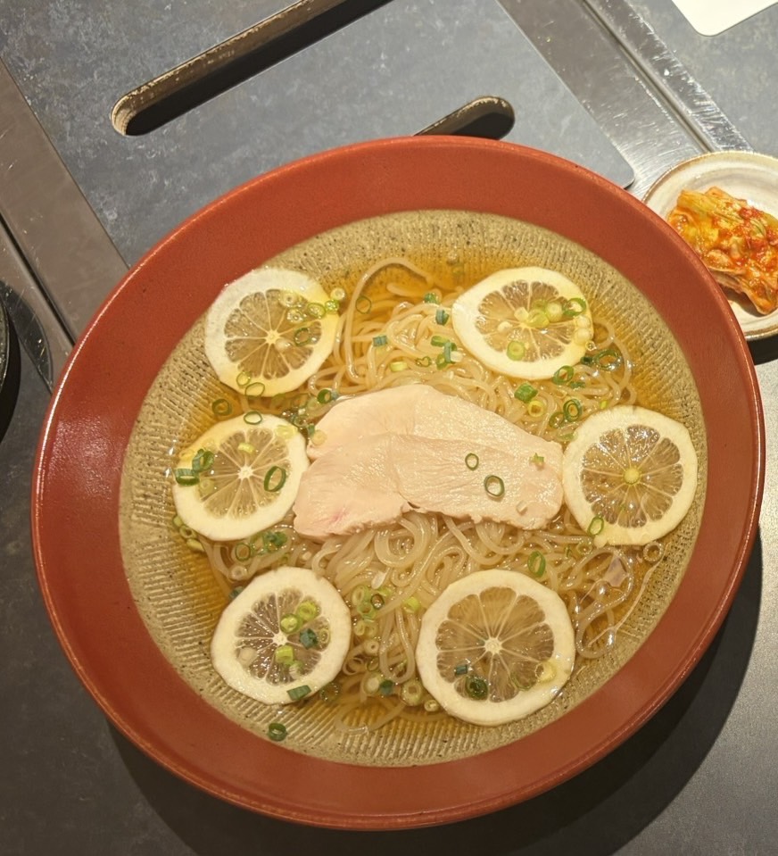 焼肉伊達|特上コースで選べる冷麺 焼肉伊達の特上コースで選べるお食事の一例 レモンと蒸し鶏を添えた冷麺