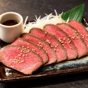銀座 焼肉伊達のローストタンと特製ソースを添えた盛り付けイメージ
