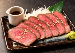 銀座 焼肉伊達のローストタンと特製ソースを添えた盛り付けイメージ