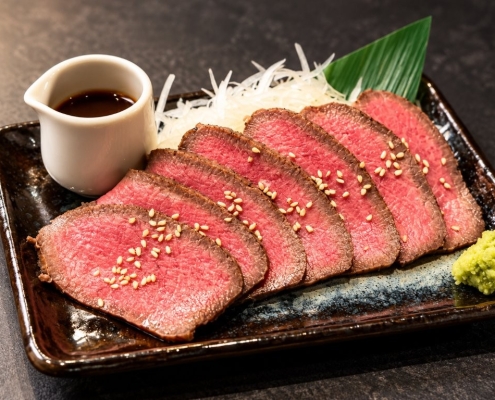 銀座 焼肉伊達のローストタンと特製ソースを添えた盛り付けイメージ