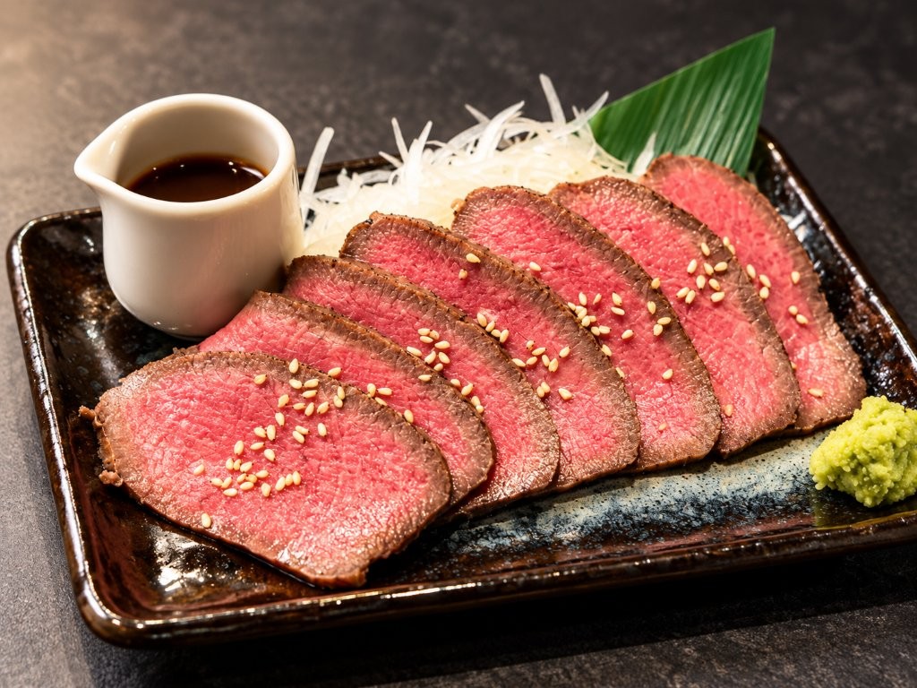 銀座 焼肉伊達のローストタンと特製ソースを添えた盛り付けイメージ