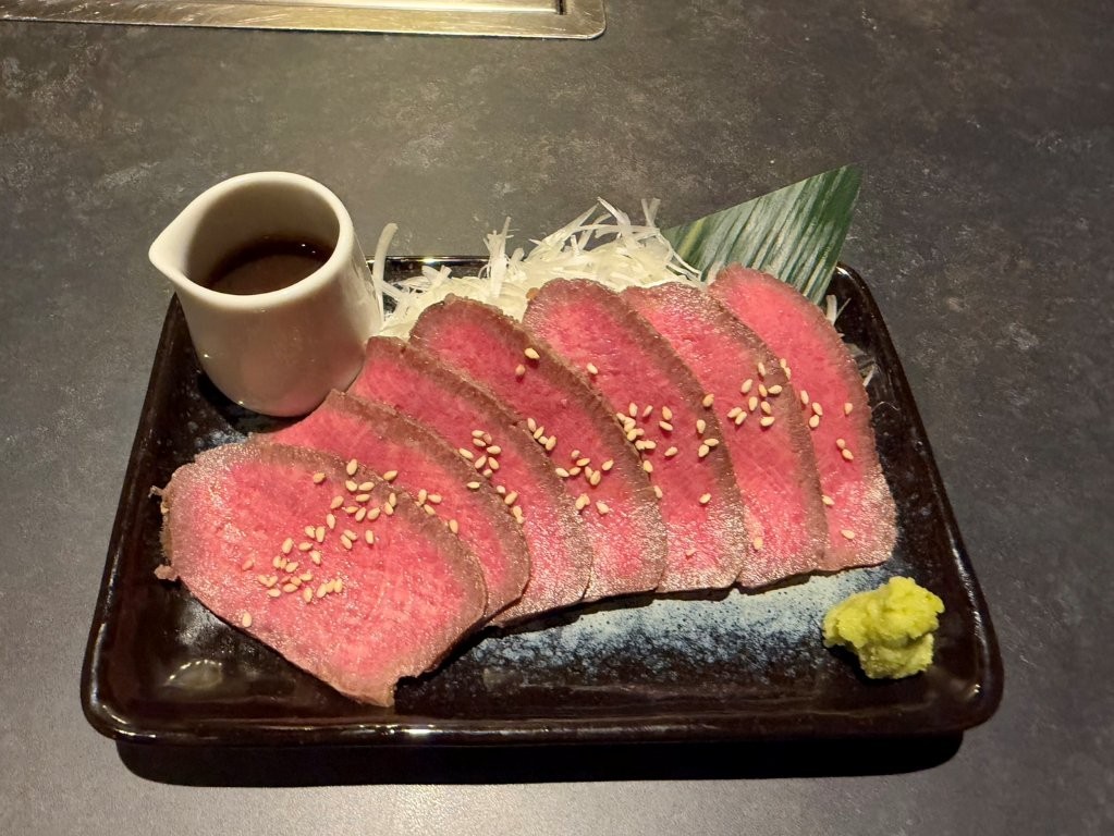 焼肉伊達のローストタン|実際の盛り付け 焼肉伊達で提供する低温調理のローストタンと特製ソース