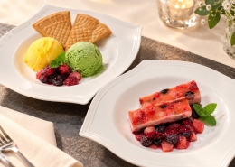 銀座 焼肉伊達の季節のデザート アイスクリーム2種盛りとダブルベリーケーキのイメージ