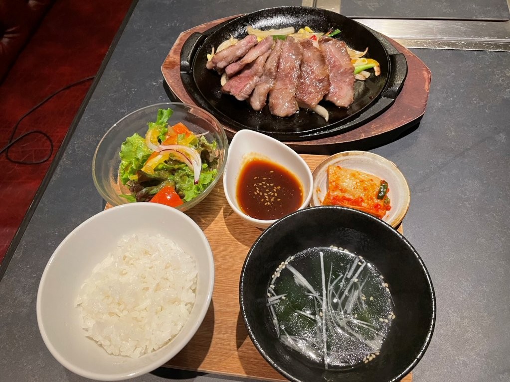 焼肉伊達|和牛100gの焼肉定食 銀座 焼肉伊達の焼肉定食 和牛100gと野菜を盛り付けた鉄板料理