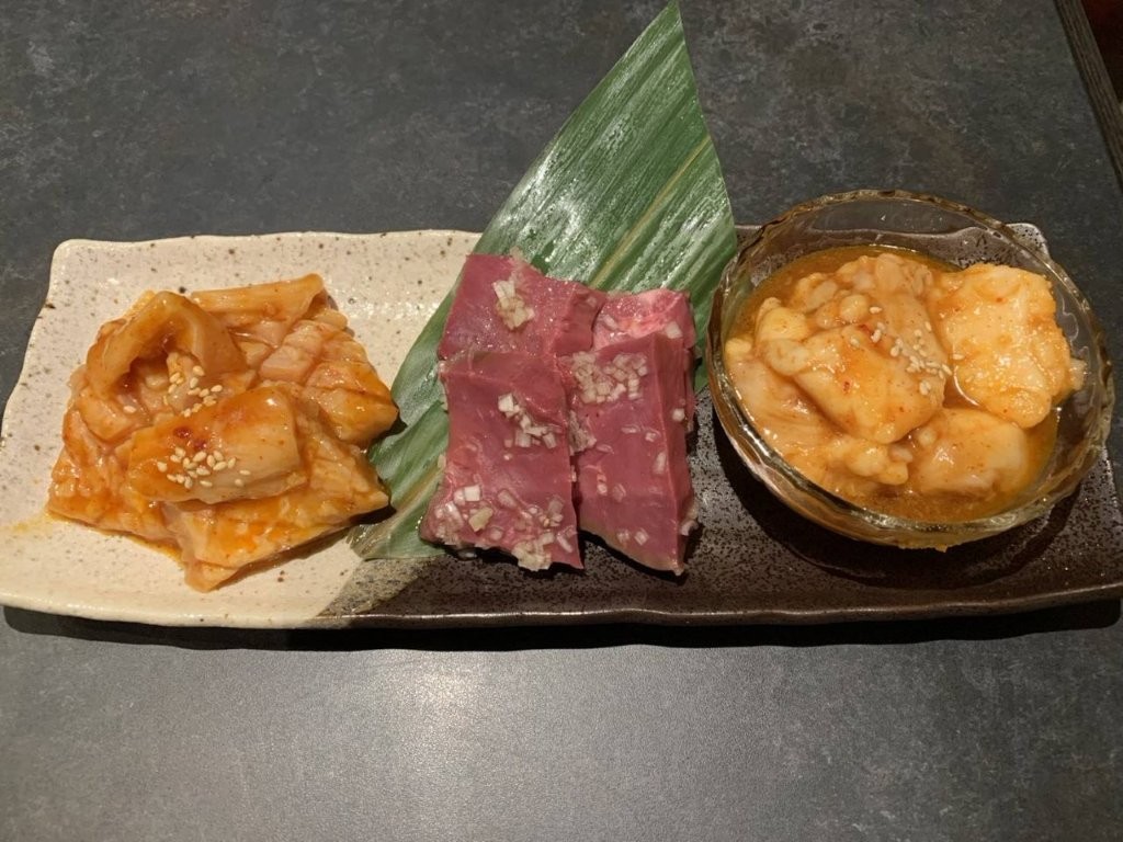 上ミノ・上ホルモン・ハツ|焼肉伊達 焼肉伊達の上ミノ・上ホルモン・ハツ3種のホルモン盛り合わせ